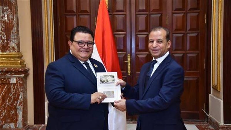 خالد جلال أثناء تسليم