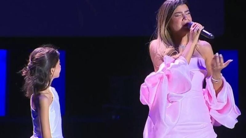 الفنانة لي لي والطفلة