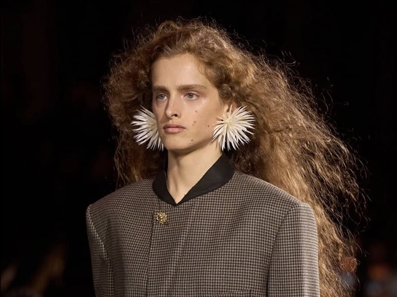 شانيل تُعيد إحياء “الإبرة النجمية”: رمز جديد ينسج خيوط الماضي بالمستقبل