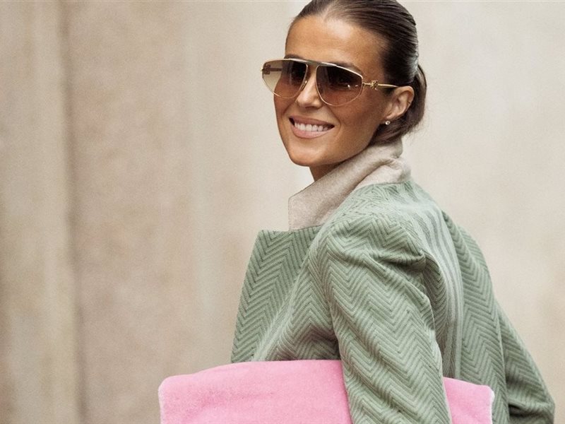 الوردي يفرض حضوره: حقائب الموسم التي تمزج بين القوة والأنوثة