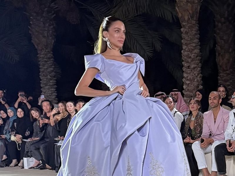 فيفيان ويستوود تفتتح أسبوع الأزياء في الرياض بعرض يجمع بين التمرد البريطاني والأصالة السعودية