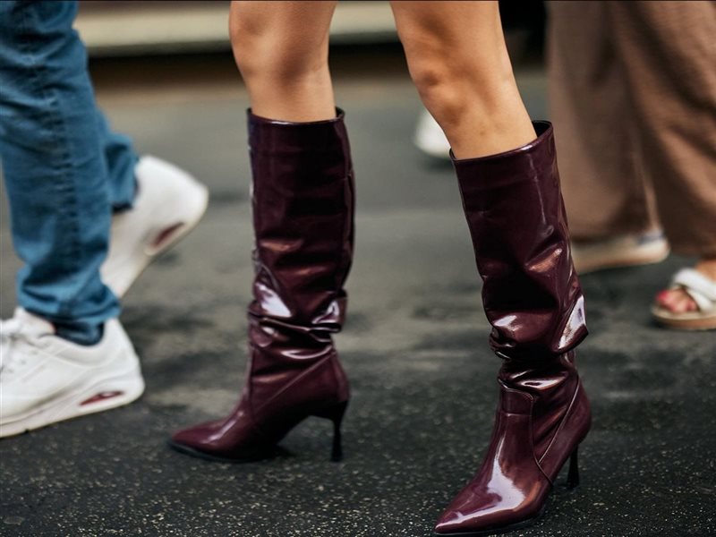 	الأحذية البورجاندي تتصدر صيحات الموضة وتزيح الأسود والبني عن عرش الأناقة هذا الخريف