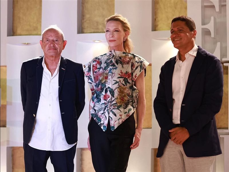 كيت بلانشيت تتألق على السجادة الحمراء في مهرجان الجونة 