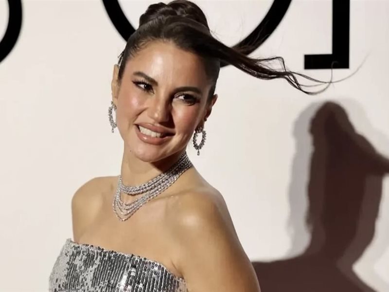 درة تخطف الأنظار في مهرجان الجونة بإطلالة معدنية أنيقة تجمع بين الفخامة والعصرية