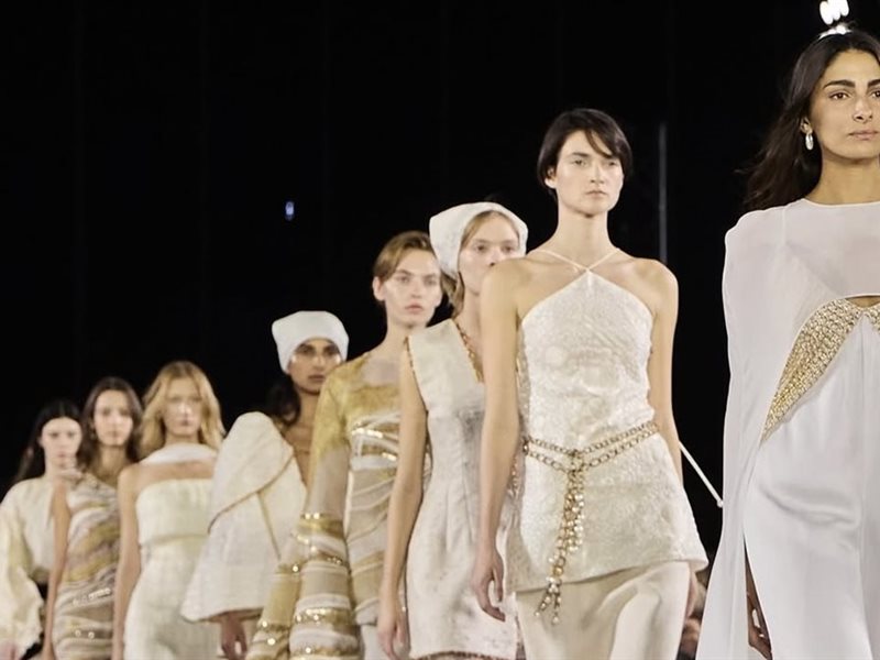 رزان العزّوني تخطف الأضواء في أسبوع الموضة بالرياض بتصاميم تتألّق باللؤلؤ والبريق