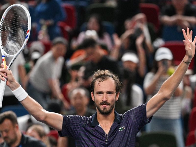 ريباكينا وميدفيديف يعودان إلى الأضواء