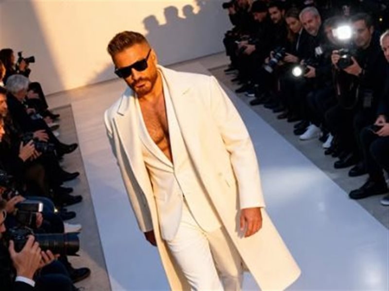 تامر حسني يُشارك كموديل في عرض أزياء عالمي ويحصد جائزة الأيقونة الملهمة لعام 2025