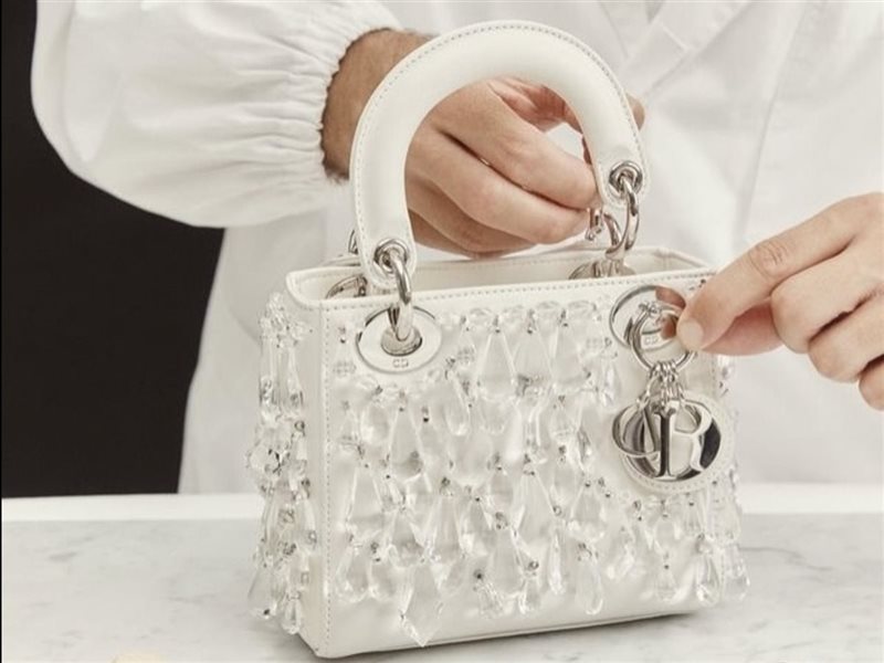 الجلد الأبيض واللمسات الكريستالية يرويان حكاية جديدة من إرث حقيبة ليدي ديور الخالدة