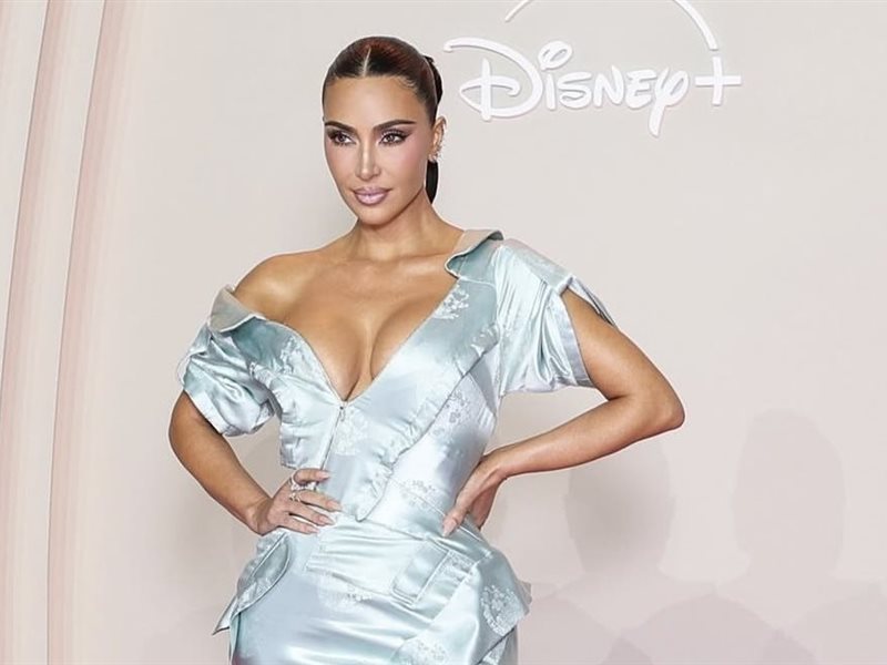 كيم كارداشيان تحتفل بميلادها الـ45 بإطلالة من أرشيف Dior في عرض 