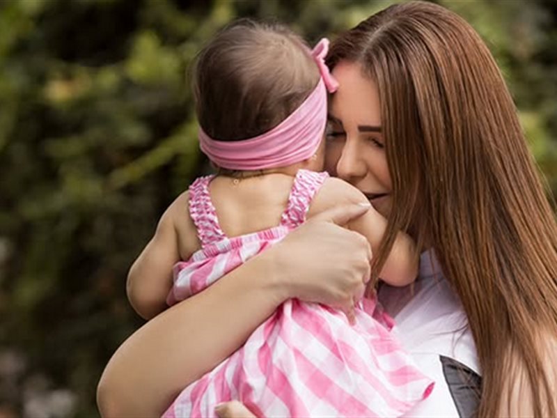 دنيا عبد العزيز تحتفل بالعام الأول لطفلتها 