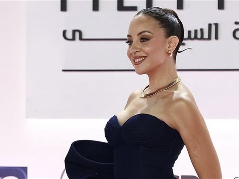 	مريم الخشت تخطف الأنظار بفستان كحلي أنيق في ختام مهرجان الجونة السينمائي