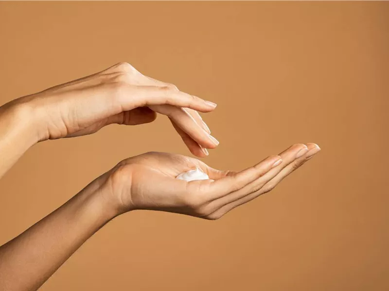 هل تعانين من جفاف اليدين؟.. إليك المكونات التي تحتاجها في الكريمات المرطبة