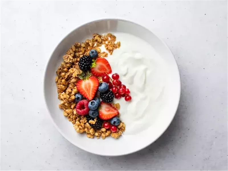 أفضل وقت لتناول الزبادي لصحة الأمعاء وفقدان الوزن وتقوية العظام