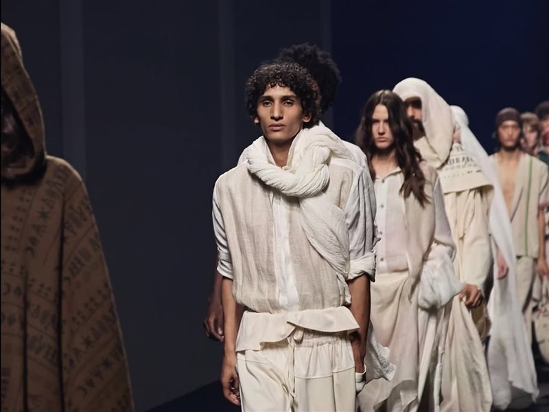 عرض RBA يعبّر عن هوية عصرية مستوحاة من الطبيعة ودفء التفاصيل ضمن فعاليات RFW