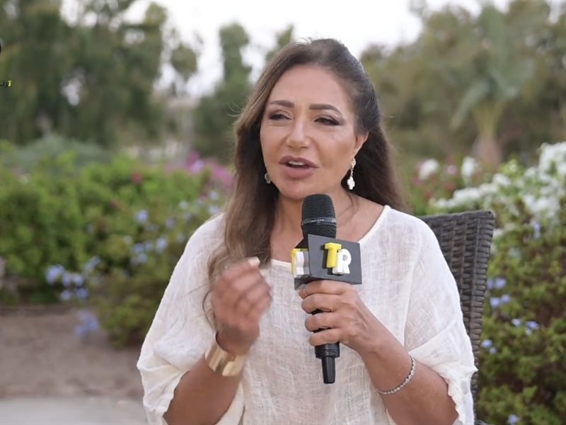 خاص .. ليلى علوي : حياتي بسيطة وبحب شغل البيت والمطبخ