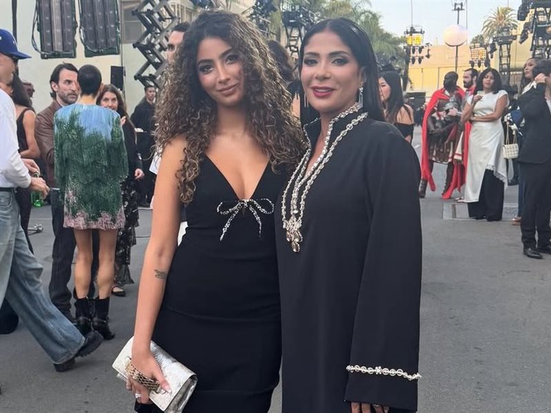 منى زكي وابنتها لي لي أحمد حلمي تخطفان الأنظار في حفل  Vogue World: Hollywood