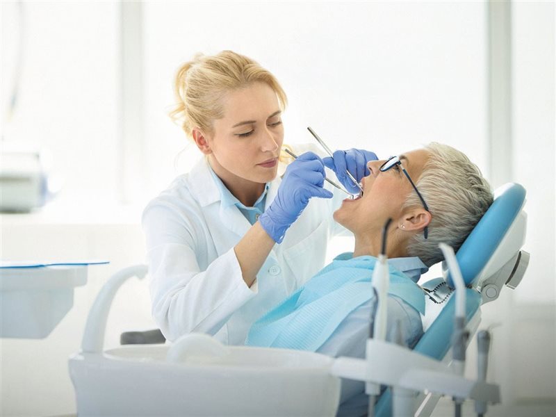 دراسة: حالة الأسنان قد تزيد من خطر الإصابة بالخرف والسكتات الدماغية