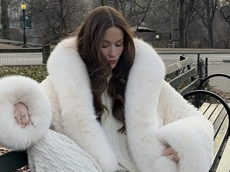 	من المعاطف إلى الحقائب… الفرو يزين إطلالات الشارع هذا الموسم