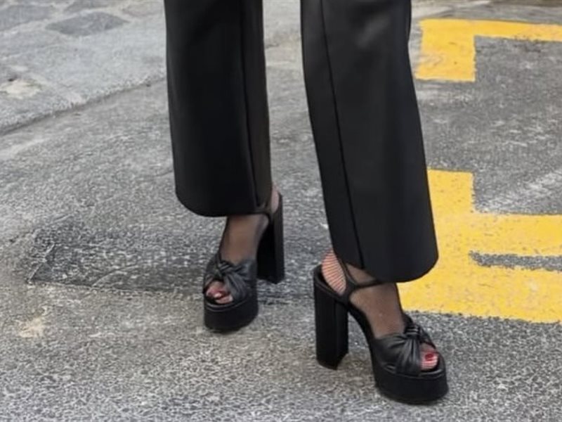 عودة أحذية البلاتفورم: موضة السبعينيات تتألق من جديد