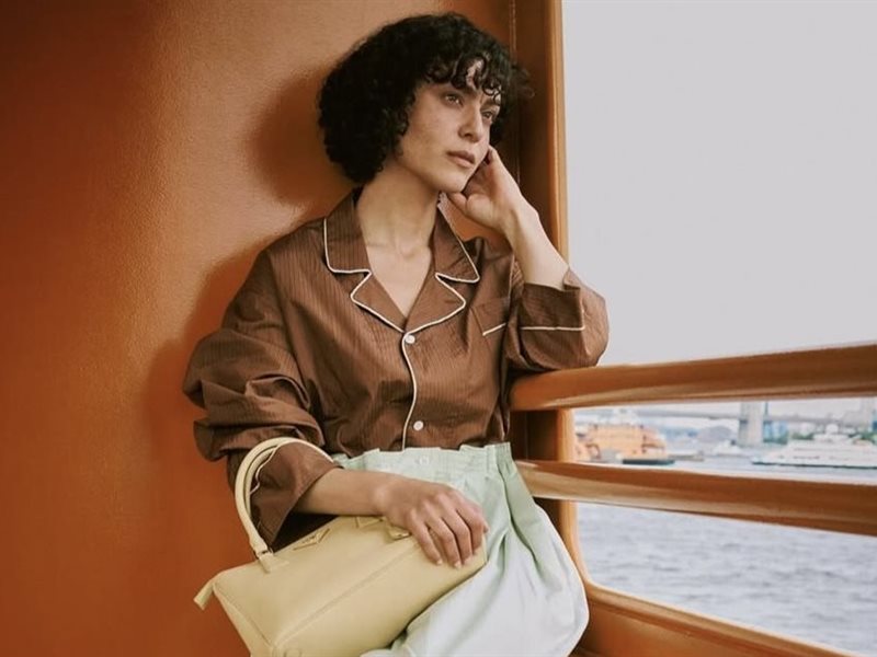 الممثلة المصرية الفلسطينية 	مي القلماوي تُضيء تفاصيل حقيبة غاليريا من برادا بإطلالات جذابة