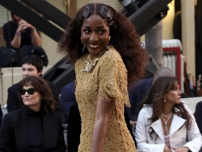  آيو إدبيري تتألق بفستان شانيل احتفالًا بسحر هوليوود الكلاسيكية في Vogue World