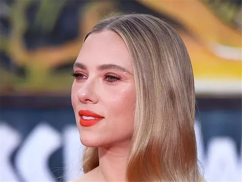  ألوان شعر أشقر داكنة تمنحك شعورًا بالانتعاش في الخريف