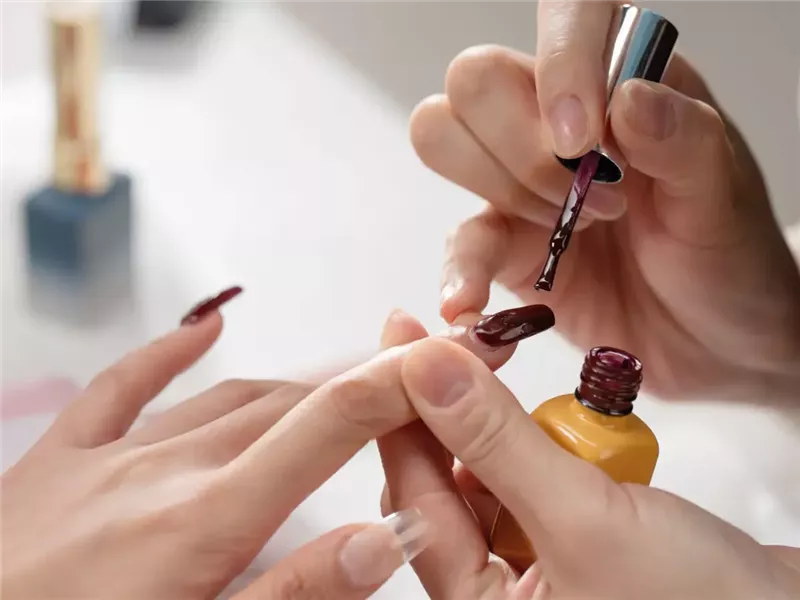 6 أشياء لا يجب عليك فعلها أبدًا في صالون الأظافر