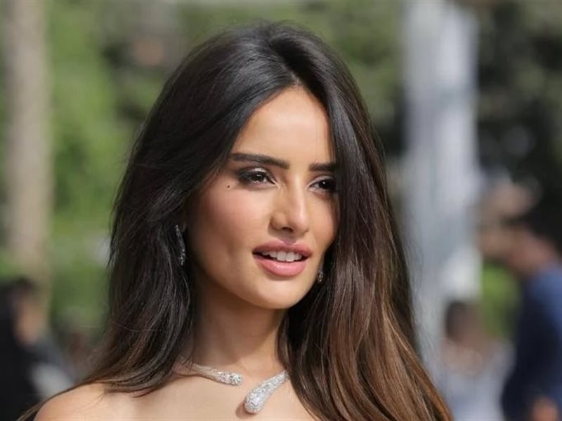 زينة تهرب من زفافها وتبدأ رحلة مليئة بالتقلبات في 