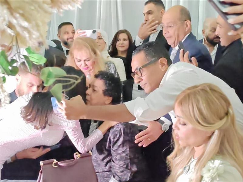 التفاف النجوم حول محمد منير في زفاف ابنة عزة مصطفى