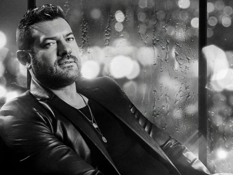 عمرو يوسف يقدم وجبة رومانسية لشكل العلاقات الزوجية في السلم والثعبان (لعب عيال)