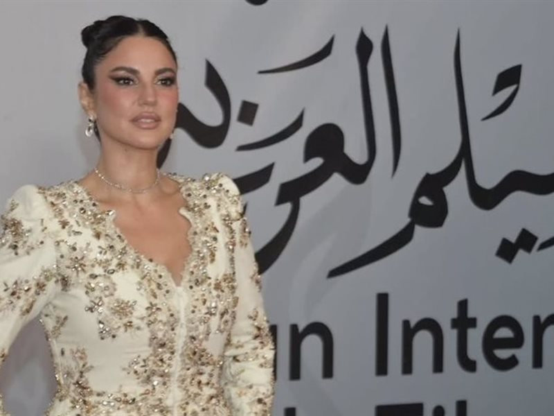 درة زروق تتألق بالأبيض الذهبي في مهرجان وهران الدولي للفيلم العربي 2025