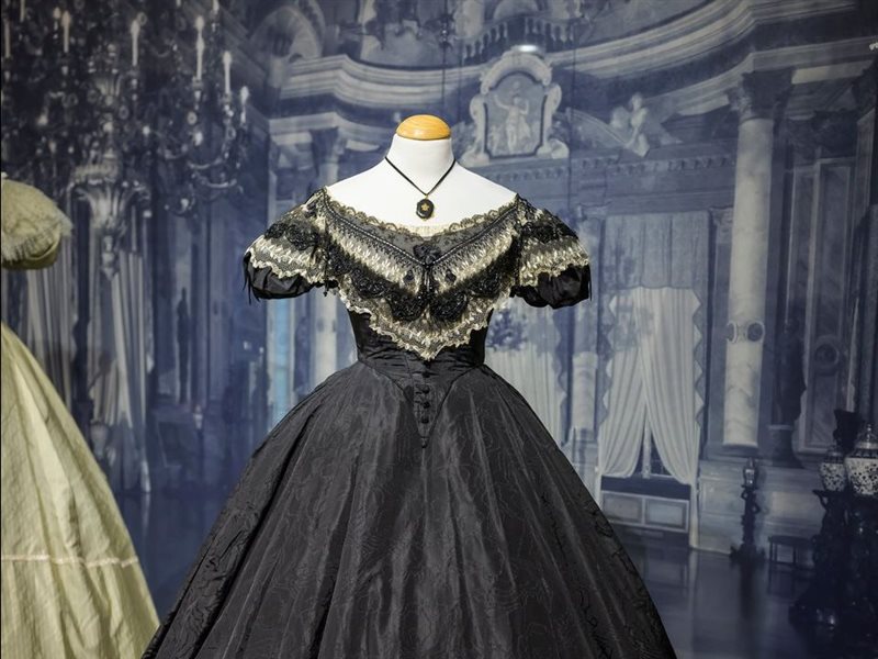 الخيال يلتقي بالأناقة: معرض لندن يكشف سحر الموضة في السينما