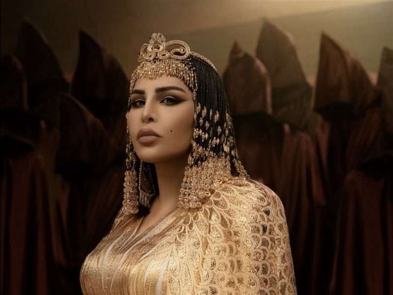 أحلام تتألق بالتاج الفرعوني احتفالًا بافتتاح المتحف المصري الكبير: “بحب مصر وبيها مغرمة