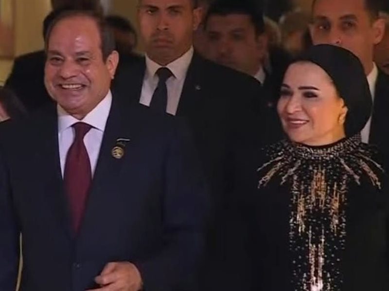 السيدة انتصار السيسي تخطف الأنظار بأناقة فرعونية  تجسد الرُقي  في افتتاح المتحف المصري الكبير