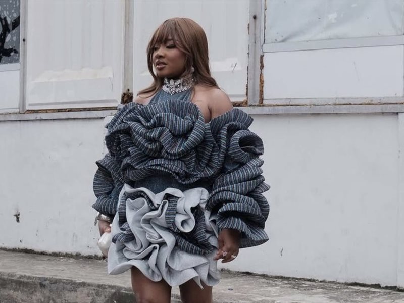 Street Style بألوان زاهية يسرق الأضواء في أسبوع الموضة بلاغوس