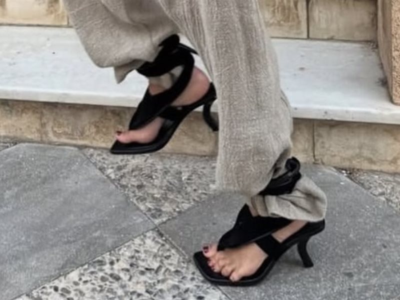  موضة الموسم: بنطلونات برباط الكاحل (Ankle-tied pants )تمنح الإطلالة توازنًا بين الأناقة والراحة