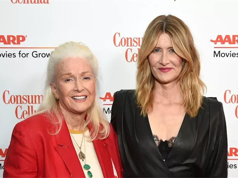 وفاة النجمة ديان لاد والدة لورا ديرن عن عمرٍ يناهز 89 عامًا.. هذه أبرز الأعمال التي جمعتهما