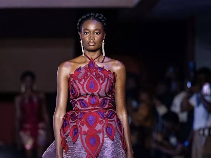 ألوان غنية وتصاميم متقنة في عرض Ejiro Amos Tafiri ضمن فعاليات LagosFW25”