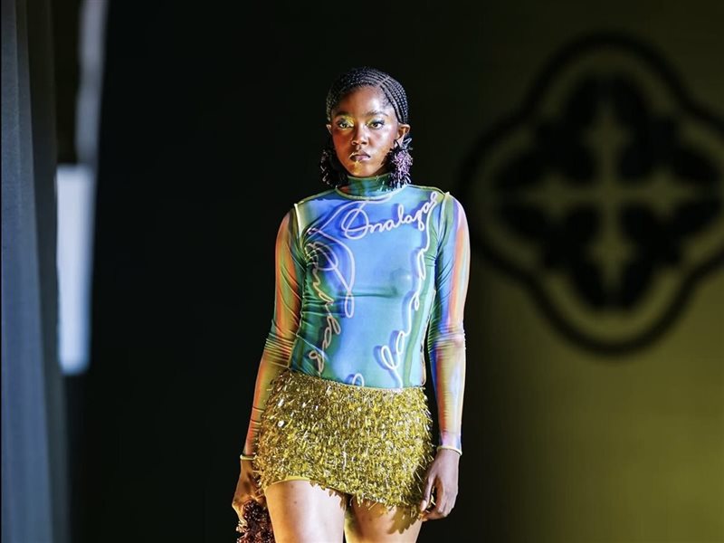 “تطريزات خرزية تُجسّد الفن والحركة في عرض أونالاجا ضمن Lagos Fashion Week 2025”