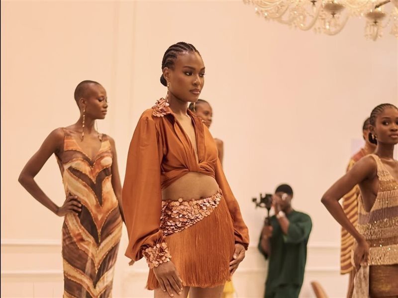 Kilentar تمزج بين الأصالة والحداثة في عرض فني مبهِر خارج أسبوع الموضة في لاغوس