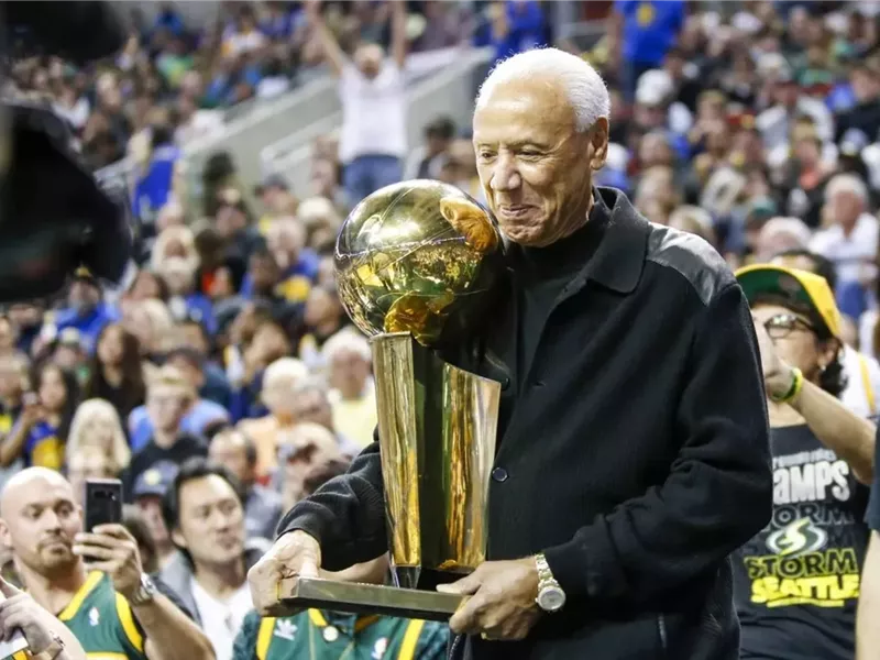 رحيل أسطورة كرة السلة الأميركية ليني ويلكنز عن 88 عاماً