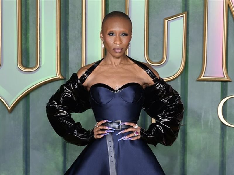 إطلالة راقية: سينثيا إريفو وجيف غولدبلوم يلفتان الأنظار بتصاميم Prada الراقية في عرض “Wicked: For Good”