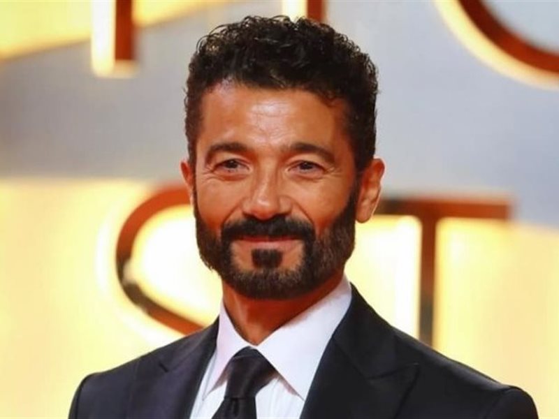 خالد النبوي يهنئ المخرج محمد عبد العزيز علي تكريمه بمهرجان القاهرة السينمائي 