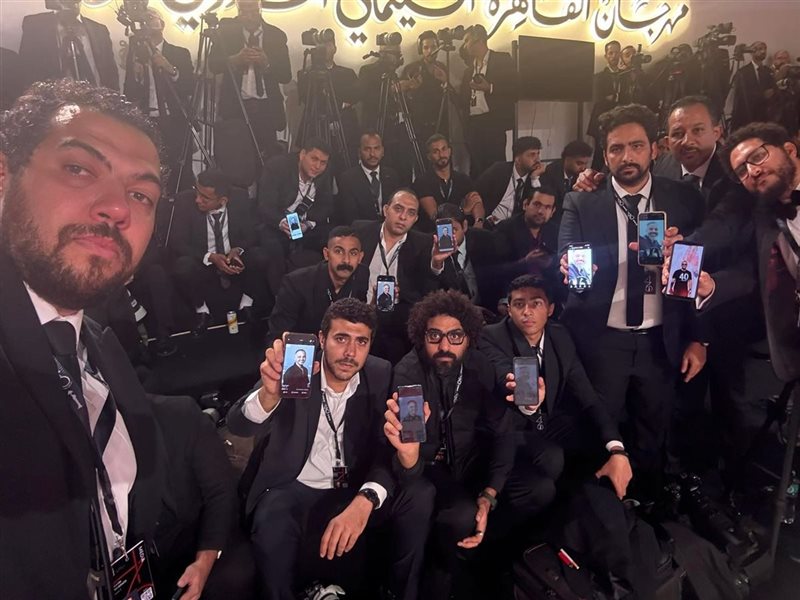 من افتتاح القاهرة السينمائي.. المصورون يرفعون صورة ماجد هلال: 