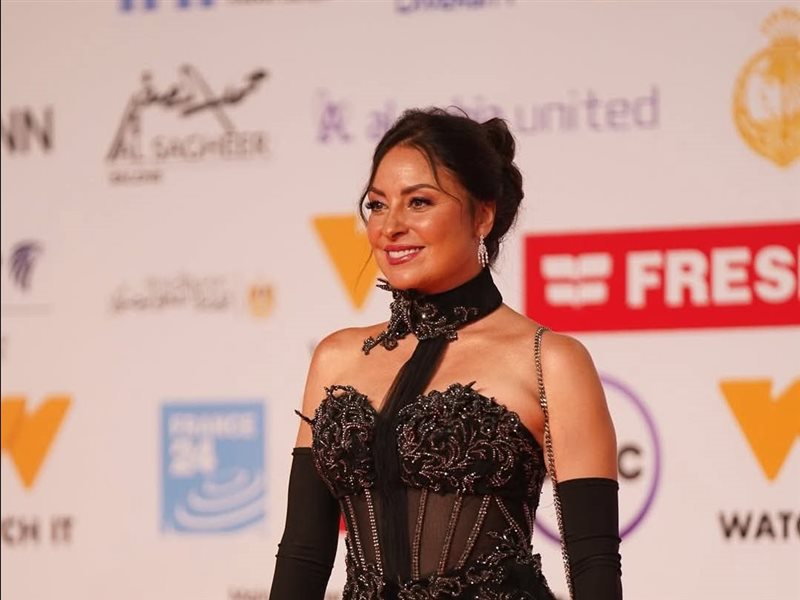 نيرمين الفقي تشعل السجادة الحمراء بفستان أسود دانتيل في افتتاح مهرجان القاهرة السينمائي 