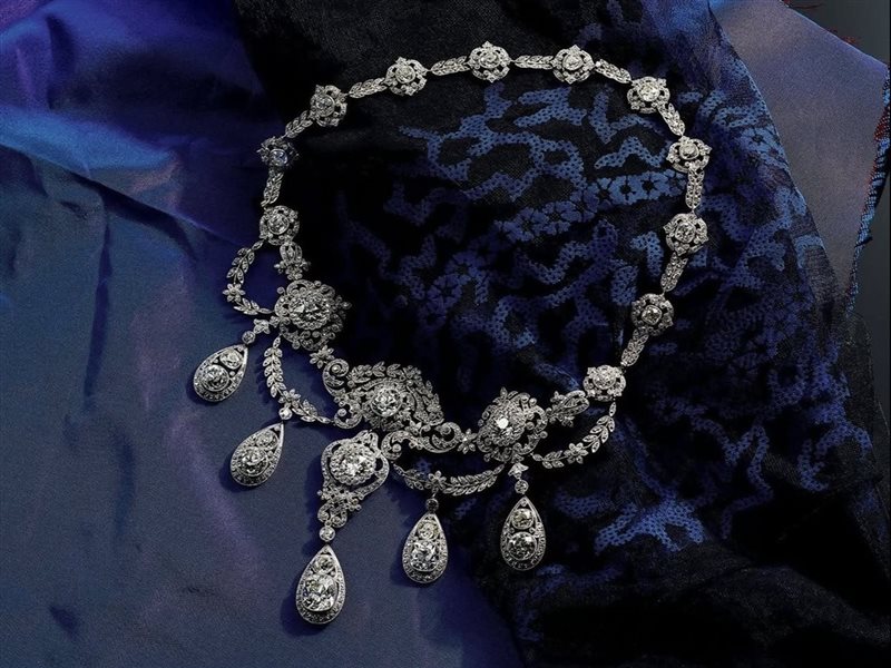 Tiffany & Co تتألق على الشاشة الكبيرة بفيلم “Frankenstein” لغييرمو ديل تورو