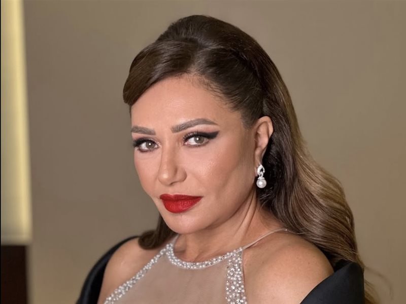 ليلى علوي تخطف الأنظار بفستان اللؤلؤ في افتتاح مهرجان القاهرة السينمائي