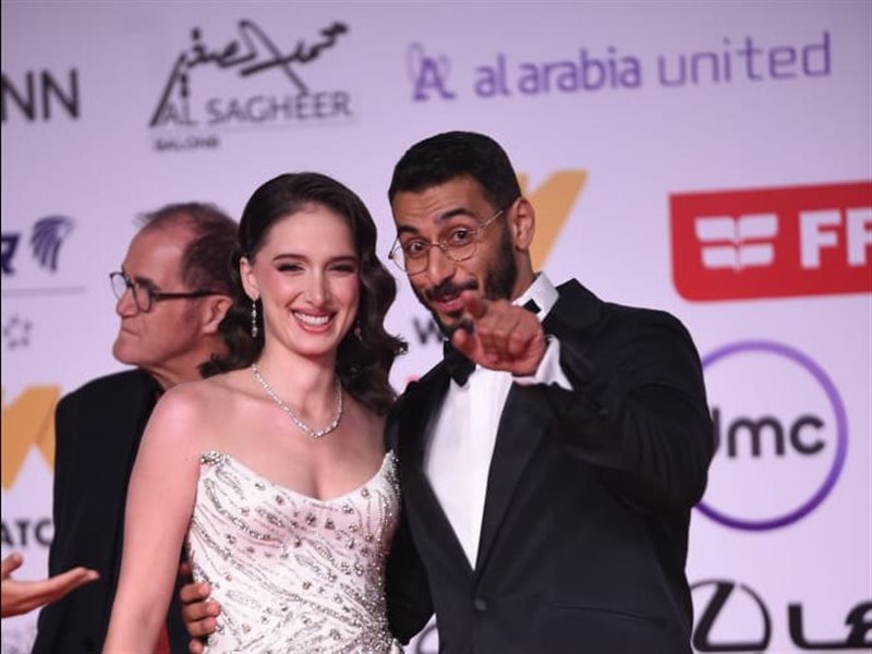 بالصور.. علي العربي يتألق على السجادة الحمراء لمهرجان القاهرة السينمائي الدولي