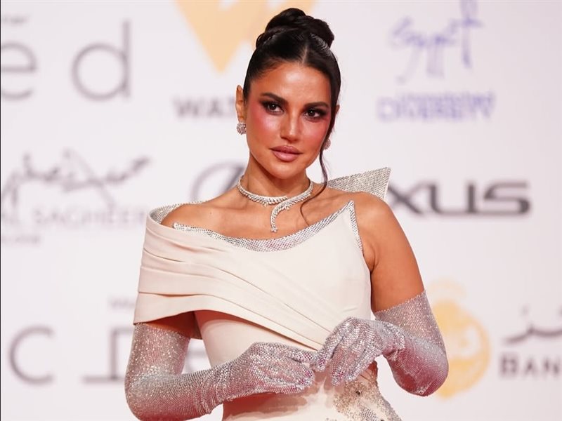 درة تتألق بفستان أبيض أنيق من أنطوان قارح في افتتاح القاهرة السينمائي الدولي