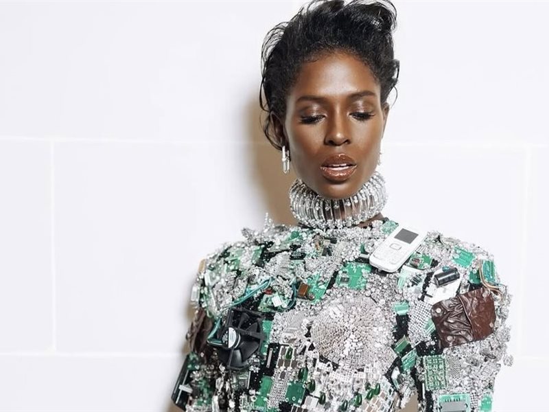 صيحة ال Showgirl تعود هذا الموسم... إطلالات لامعة تحت الأضواء